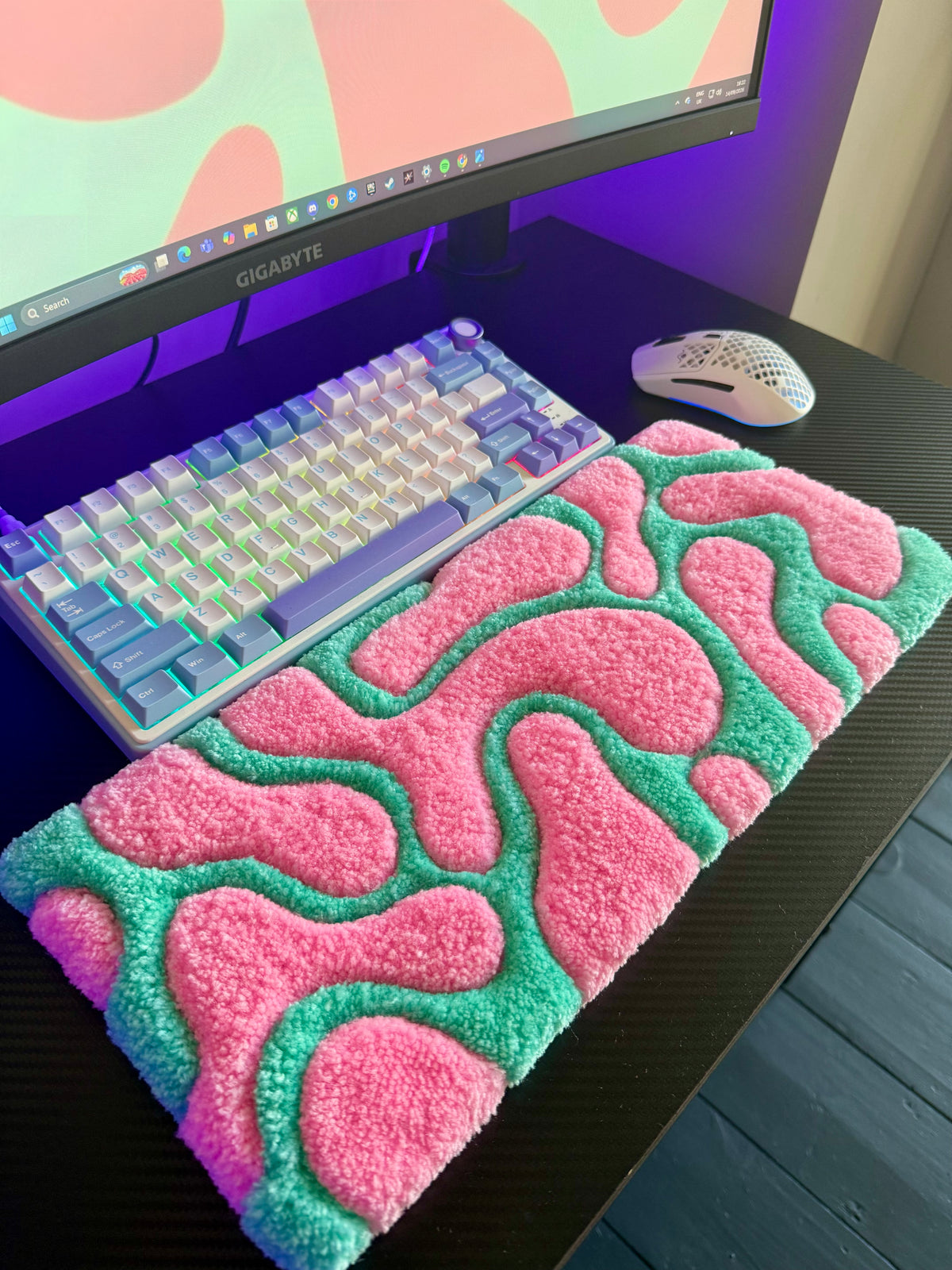 Tufted Pattern Keyboard Rug: Customizable Colour Combos